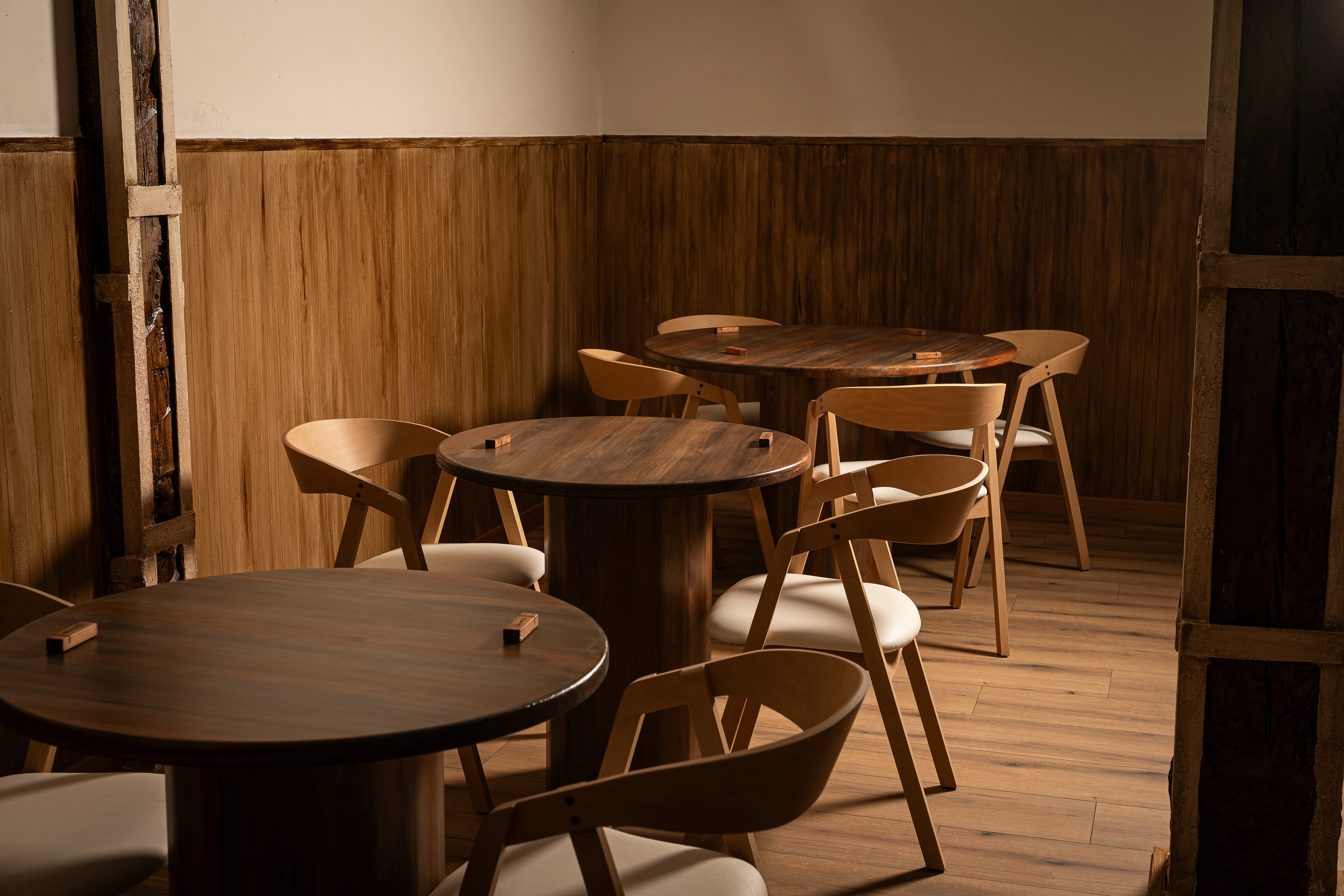Interior y mesas de Hipocampo Restaurante en Madrid